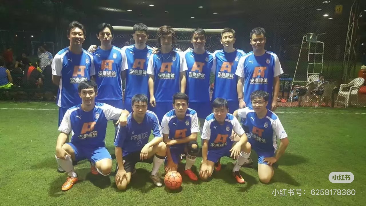 STAR FC 蓝色球衣时期的夜场球队合影