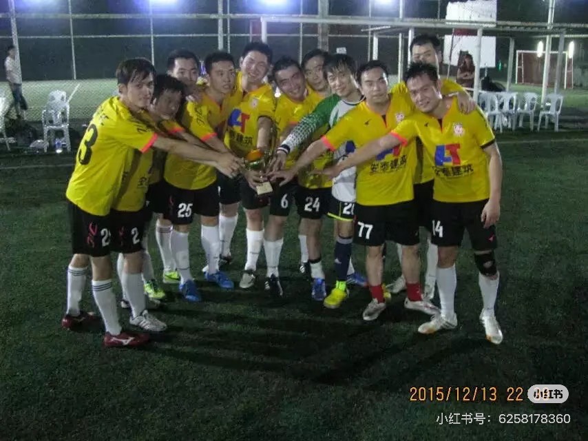 2015 年 12 月 13 日 STAR FC 队员一起举起奖杯