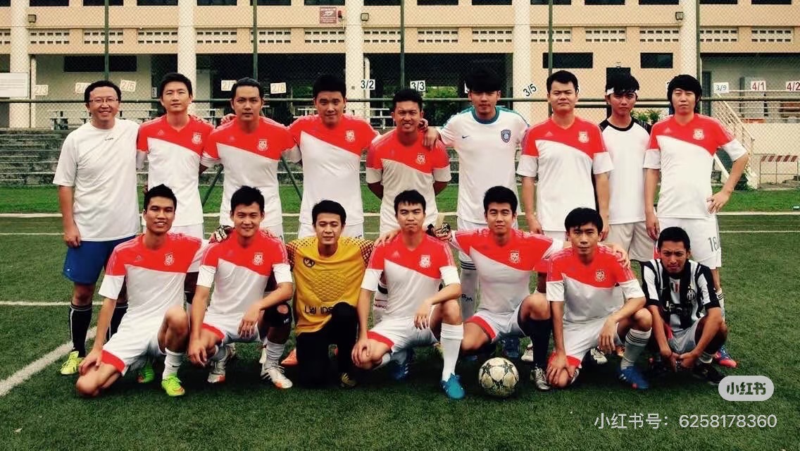 STAR FC 红白球衣时期的球队合影